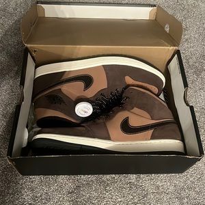 Air Jordan 1 Mid SE Brown, tan, black nike logo